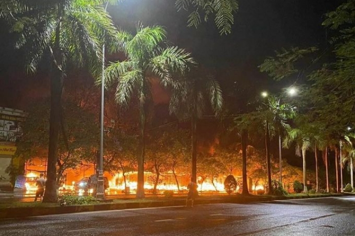 Market fire in the center of Vinh Yen city