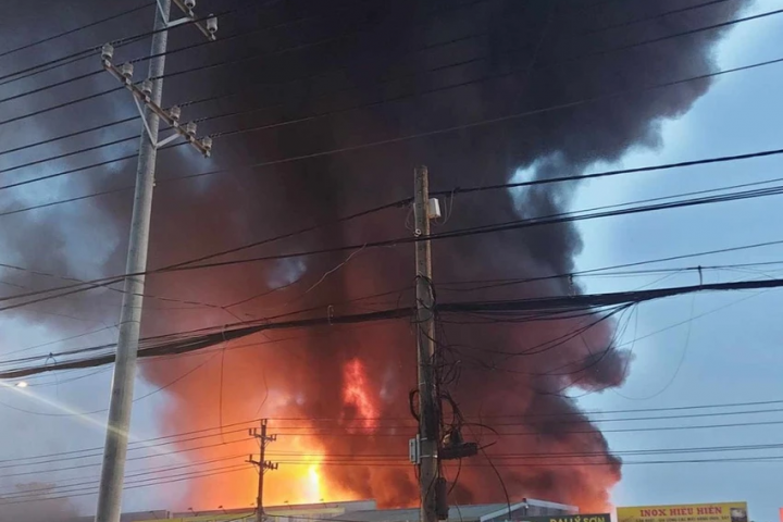 Bình Dương: Kịp thời dập tắt vụ cháy ở công ty băng dính
