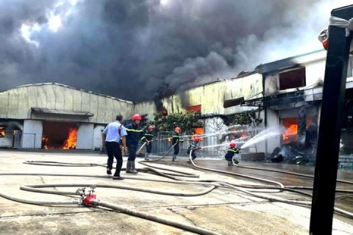 Binh Duong: Big fire destroyed many properties of garment companies