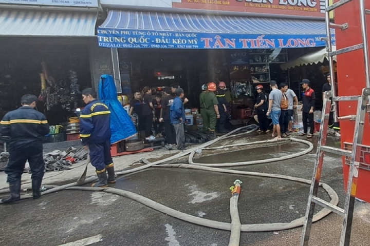 Binh Dinh: Auto parts shop caught fire