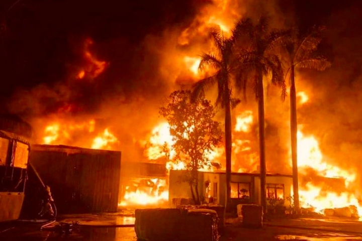 Vĩnh Phúc: Cháy lớn xưởng sản xuất, khói lửa cuồn cuộn bốc cao hàng trăm mét