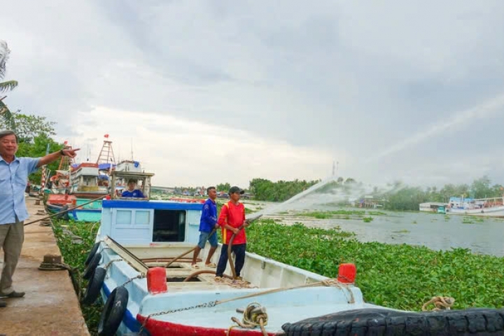 Ngư dân chế 'siêu' tàu chữa cháy